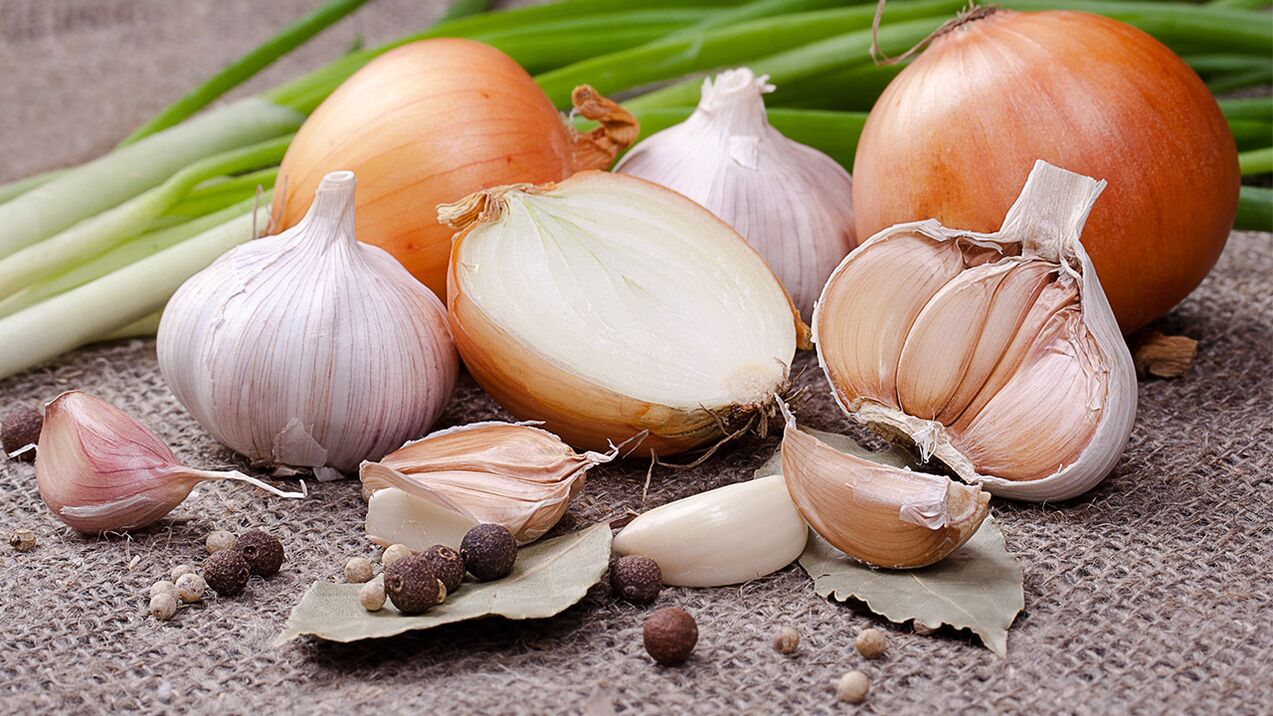 Knoblauch und Zwiebeln zur Behandlung von Würmern