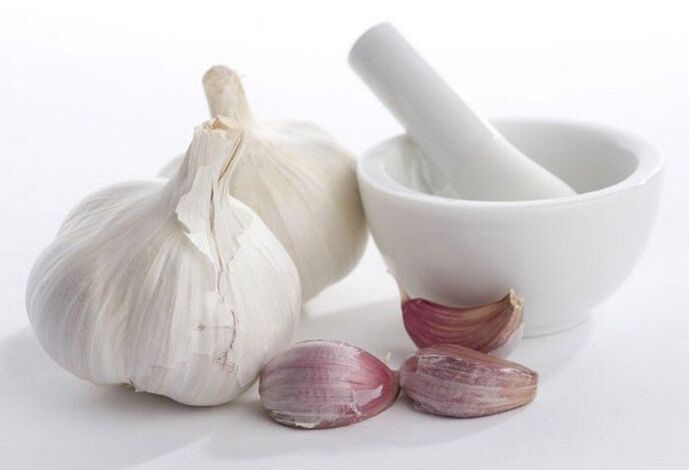 Knoblauch ist ein beliebtes Mittel gegen Würmer bei Erwachsenen.