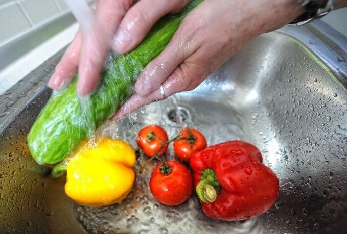 Um parasitäre Infektionen zu verhindern, ist es notwendig, Gemüse vor dem Verzehr zu waschen.